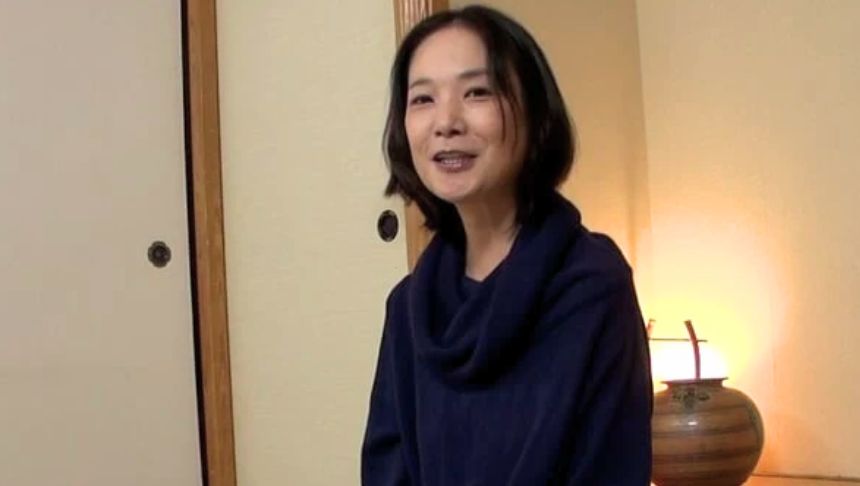 幸薄系の大人しく真面目そうなスレンダー美熟女はセックスレスが我慢の限界でエロ動画に！アクメを思い出す不倫中出しNTR