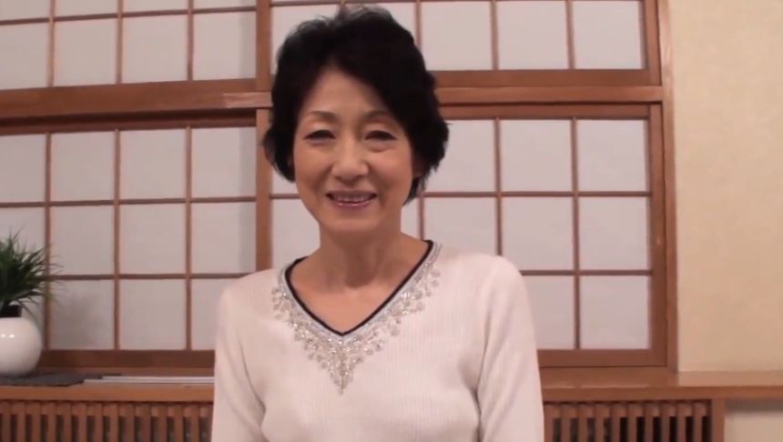 昭和の高齢熟女はエロい淫乱性欲は衰えず「硬い！太い！長い！」若い肉棒で激しくピストンされ失神寸前のアクメな中出しセックス