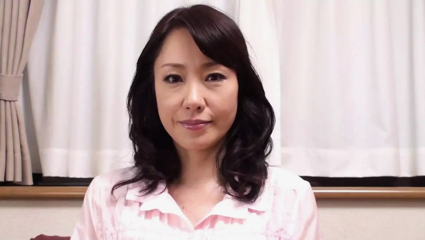 間もなく五十路の巨乳おばさんはトキメキを求め旦那に内緒でエロ動画に応募！手マンで潮吹き！他人棒で浮気絶叫アクメセックス