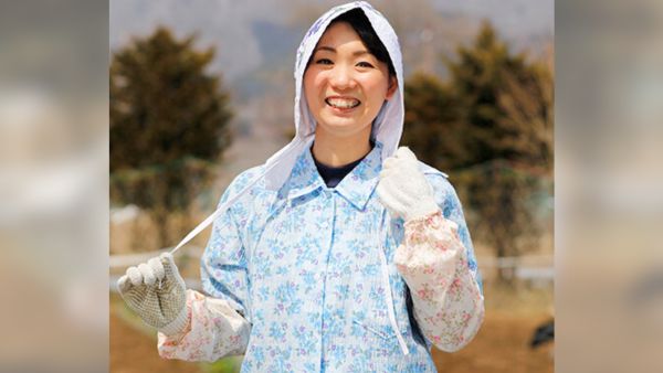 五十路前の貧乳おばさんがエロ動画に出演！優しいセックスが好みで性感帯の首筋責めで発情する淫乱熟女は中出しを懇願しアクメ