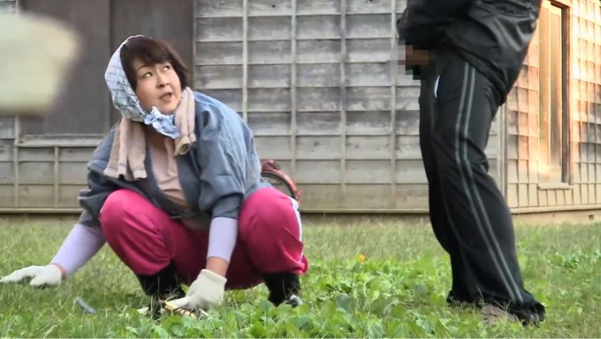 〔熟女ナンパ〕草刈り中の豊満な爆乳おばさんに「松茸だよ！」露出したまま追いかけ野外で即尺フェラ発情させ中出し青姦セックス