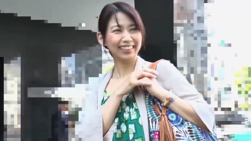 熟女ナンパ｜モニターが電マで困惑！刺激に負けエロ発情し車内フェラする奥様！ホテルで手マンで潮吹き中出しセックスでアクメ