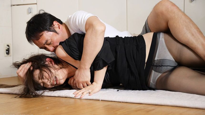 人妻レイプ＊エロドラマ｜義父の三回忌にニート義兄が夫の不在を狙い喪服姿の黒パンスト義妹に欲情し立ちバック&寝バックで凌辱