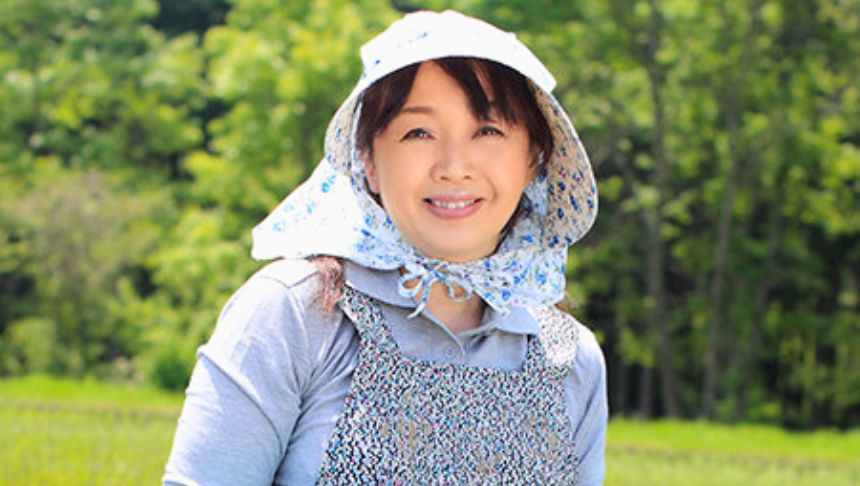 素朴な巨乳おばさんが旦那に無許可のエロ動画出演！野外青姦で手マンクンニで発情フェラ♥不倫中出し騎乗位セックスで痙攣アクメ