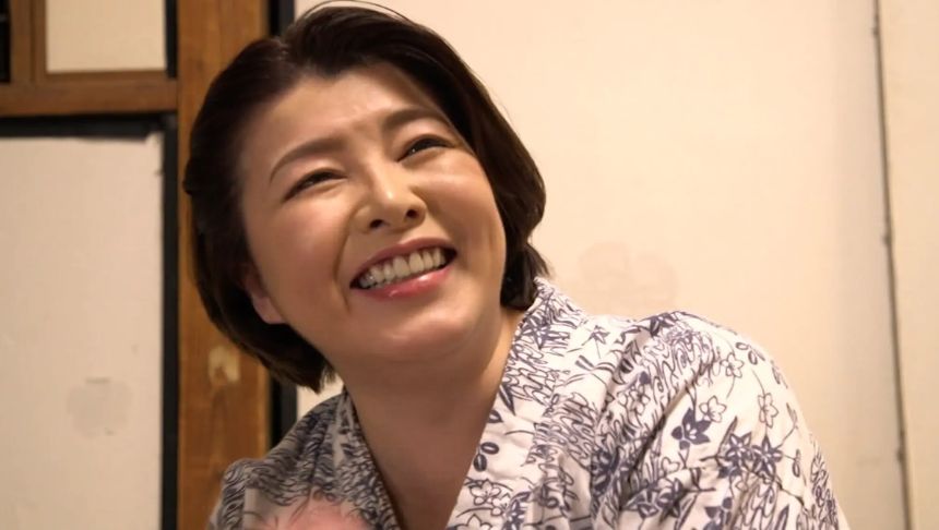 娘夫婦のセックスを覗き見オナニーするデカ尻淫乱義母が娘婿と豊満巨乳を揺らす騎乗位と中出しアクメに溺れる背徳近親相姦NTR