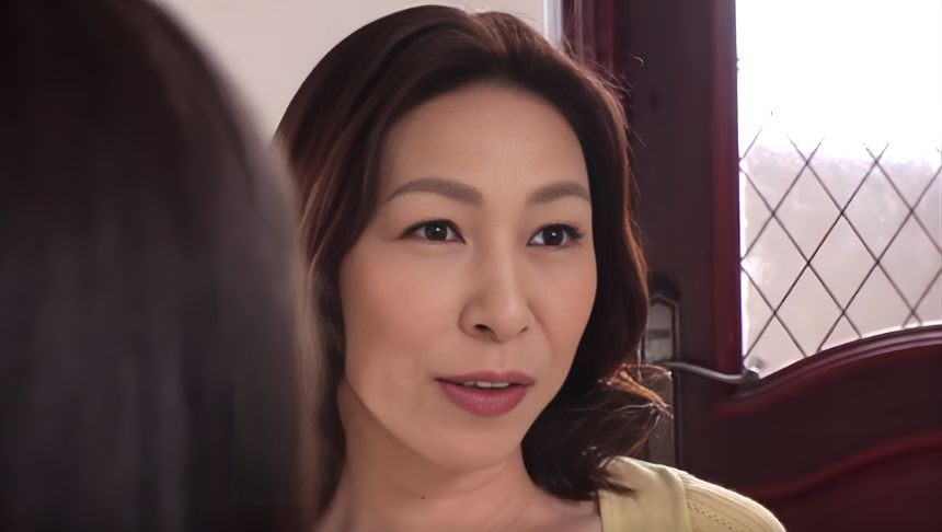 川の字で寝る義母のエロい透け乳首とシミーズ姿のデカ尻に悶々！翌晩フェラで口内射精し嫁の母の誘惑で妻の隣で近親相姦セックス