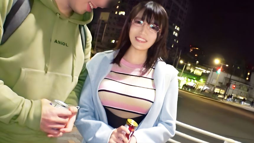 〔カップルNTR＊素人ナンパ〕色白爆乳なメガネJDが彼氏の眼前で巨根フェラしバイブ手マンでアクメ絶頂イキな淫乱エロ美少女